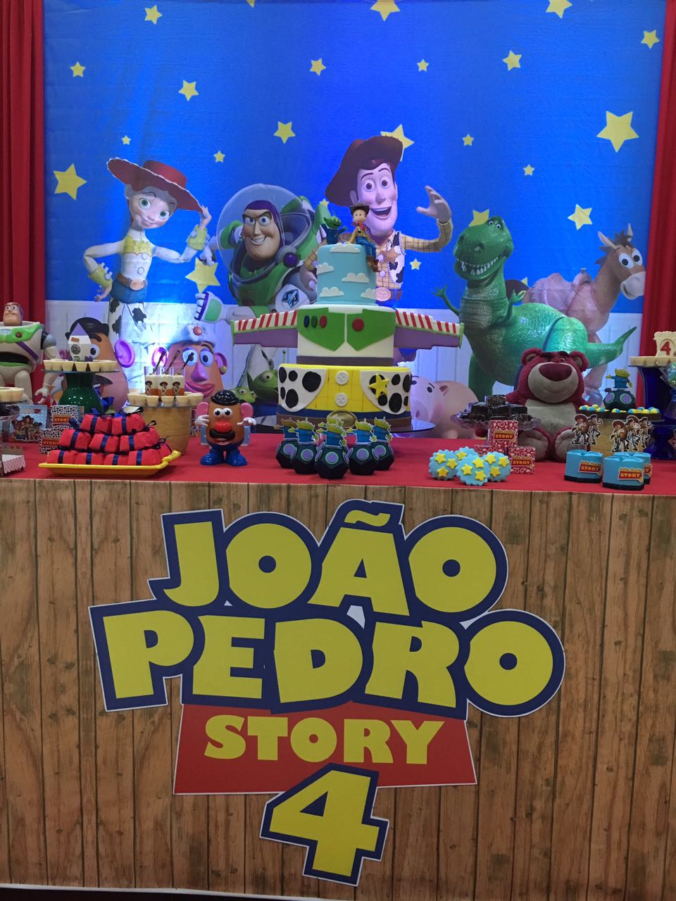 João Pedro e a turma do Toy Story