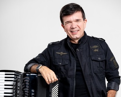 Farias Brito comemora 90 anos com festa e música de Waldonys no Iguatemi Hall