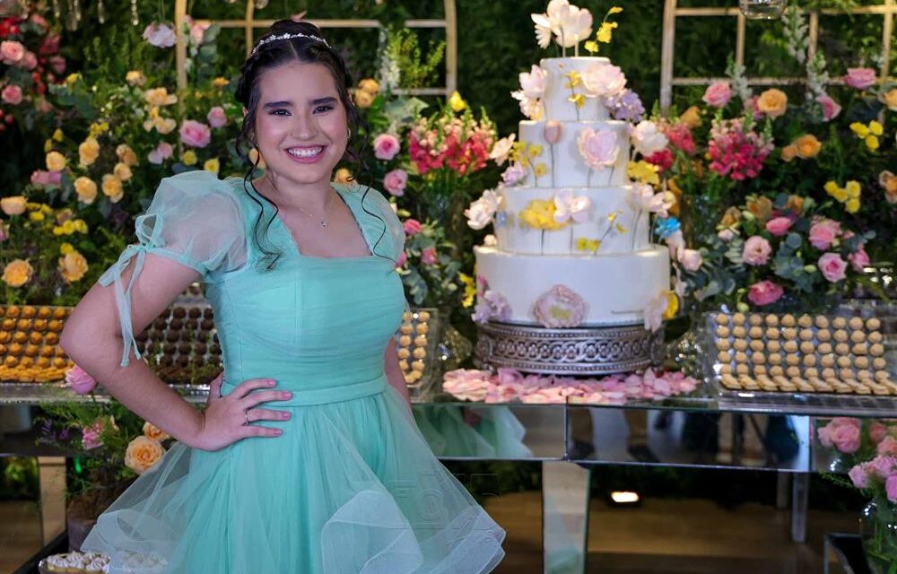 Rebeca Ribeiro festeja seus 15 anos em um Jardim Encantado no Palatium Lounge