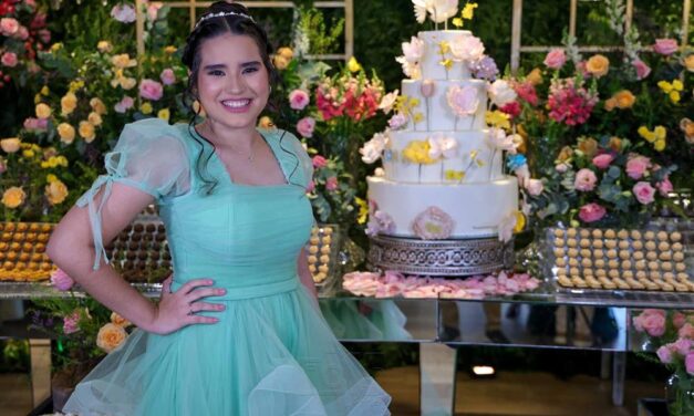 Rebeca Ribeiro festeja seus 15 anos em um Jardim Encantado no Palatium Lounge