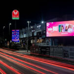 Painéis de LED em Fortaleza exibem homenagens gratuitas de Dia das Mães e transformam a cidade em cenário de afeto