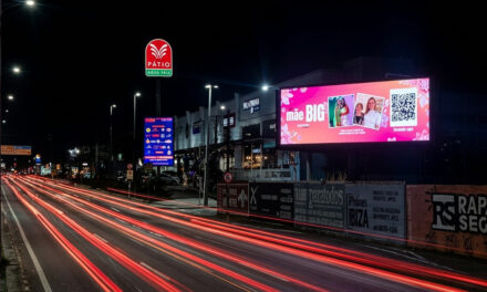 Painéis de LED em Fortaleza exibem homenagens gratuitas de Dia das Mães e transformam a cidade em cenário de afeto